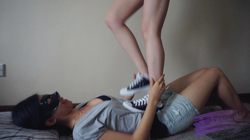 【网盘】『小妮女女』恋足妹妹,撒娇让姐姐踩自己,舔姐姐的鞋袜