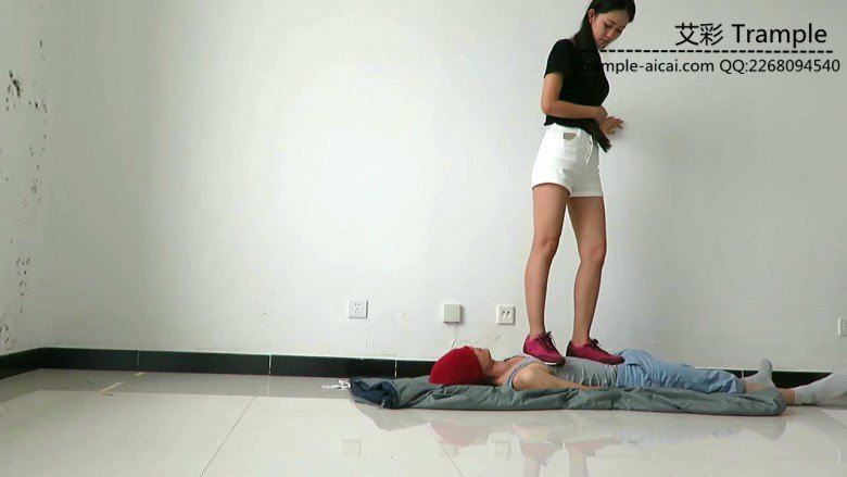 【网盘】超漂亮天依女主运动鞋下的贱狗！