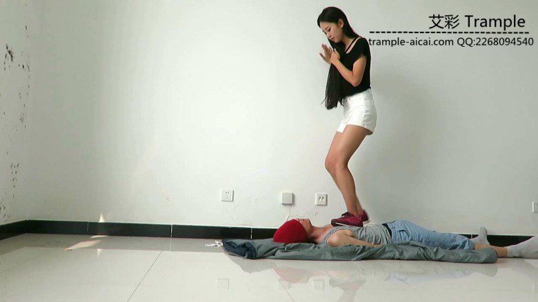 【网盘】超漂亮天依女主运动鞋下的贱狗！