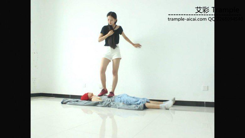 【网盘】超漂亮天依女主运动鞋下的贱狗！