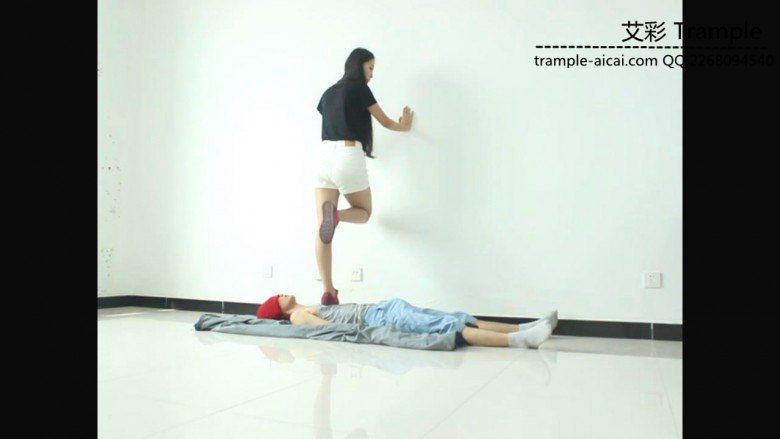 【网盘】超漂亮天依女主运动鞋下的贱狗！