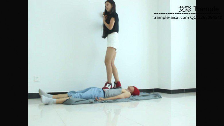 【网盘】超漂亮天依女主运动鞋踩踏并愉快的骑乘贱狗！