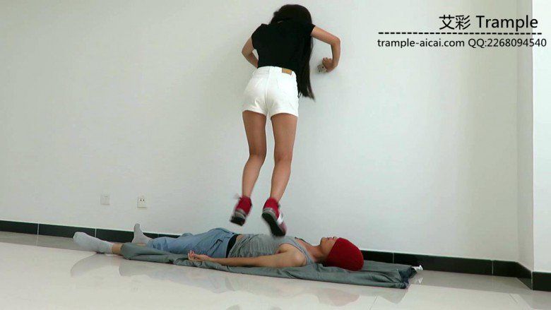 【网盘】超漂亮天依女主运动鞋踩踏并愉快的骑乘贱狗！