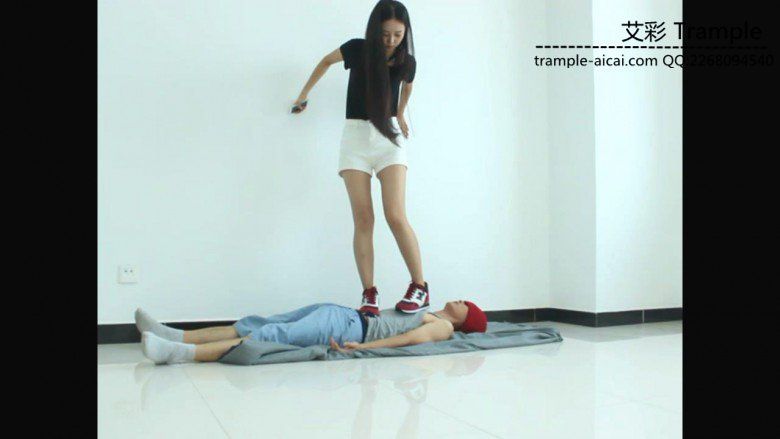 【网盘】超漂亮天依女主运动鞋踩踏并愉快的骑乘贱狗！