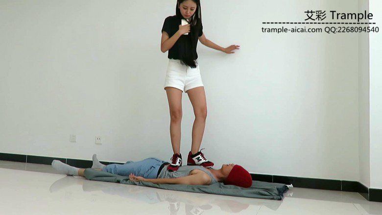 【网盘】超漂亮天依女主运动鞋踩踏并愉快的骑乘贱狗！