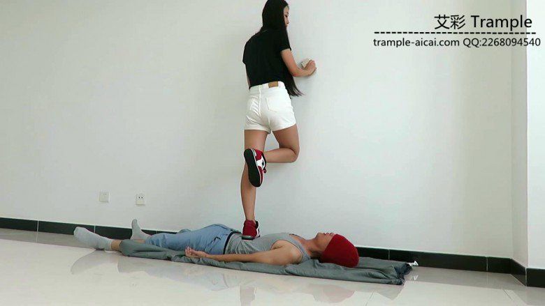 【网盘】超漂亮天依女主运动鞋踩踏并愉快的骑乘贱狗！