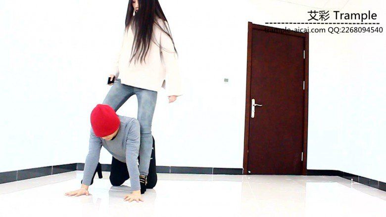 【网盘】超漂亮天依女主高跟骑乘，胯下舔鞋，遛狗！