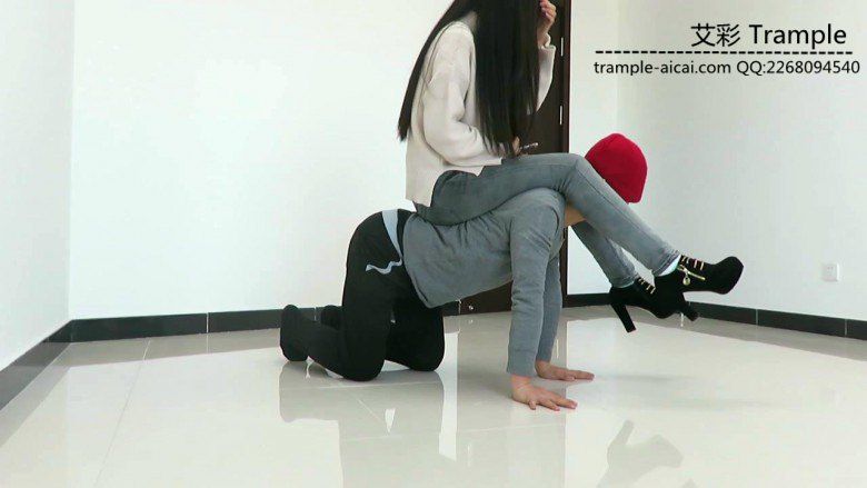 【网盘】超漂亮天依女主高跟骑乘，胯下舔鞋，遛狗！