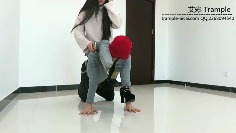 【网盘】超漂亮天依女主高跟骑乘，胯下舔鞋，遛狗！