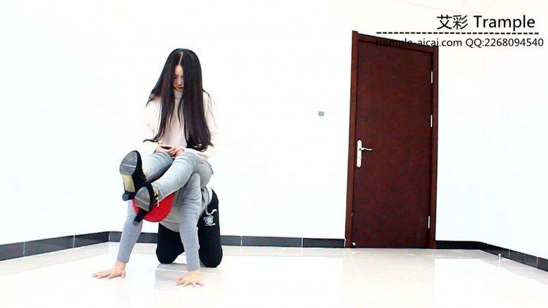 【网盘】超漂亮天依女主高跟骑乘，胯下舔鞋，遛狗！