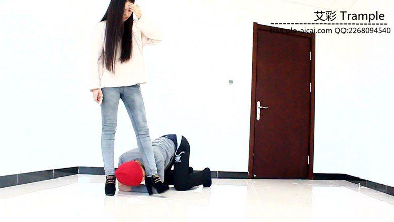 【网盘】超漂亮天依女主高跟骑乘，胯下舔鞋，遛狗！