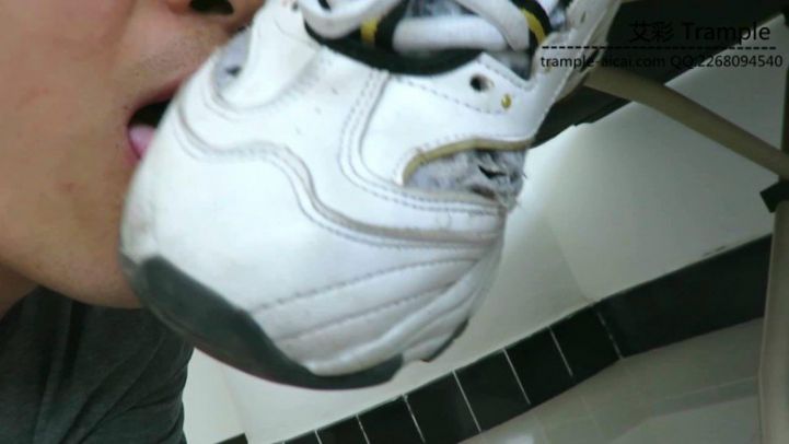 【网盘】偷舔熟睡中的00后天使女主鞋底闻棉袜!