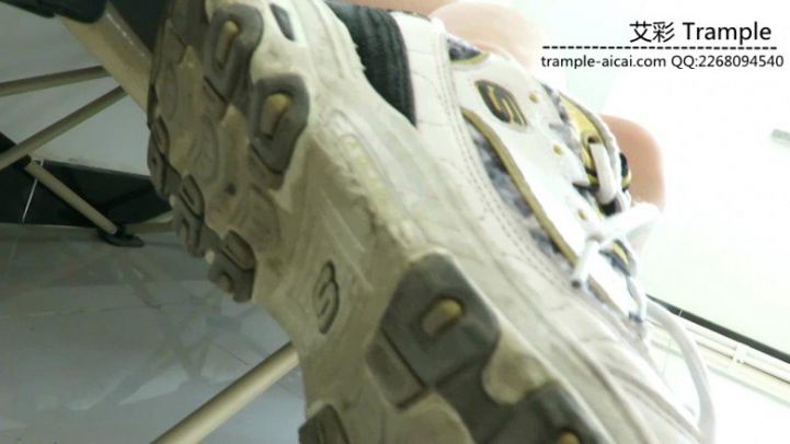 【网盘】偷舔熟睡中的00后天使女主鞋底闻棉袜!