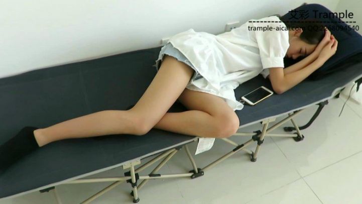 【网盘】偷舔熟睡中的00后天使女主鞋底闻棉袜!