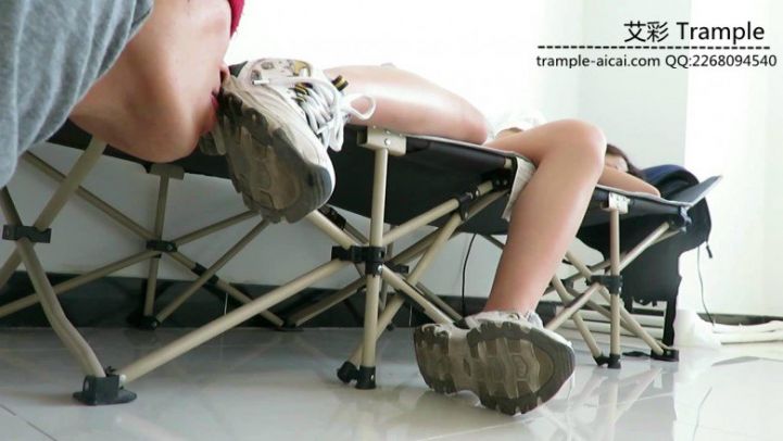 【网盘】偷舔熟睡中的00后天使女主鞋底闻棉袜!