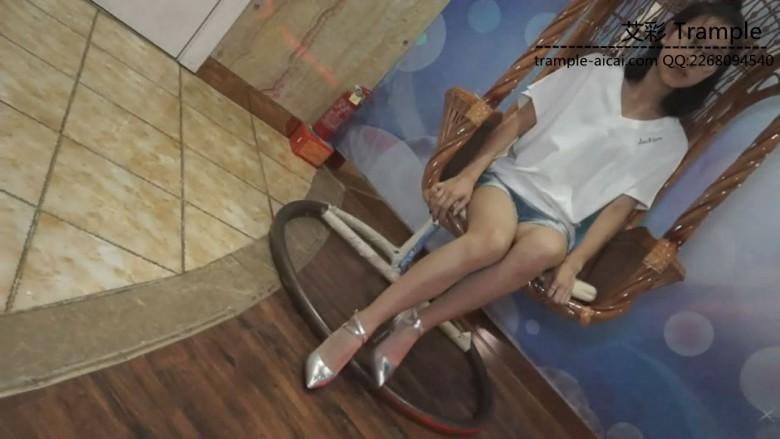 【网盘】校园主持人高跟鞋踩踏
