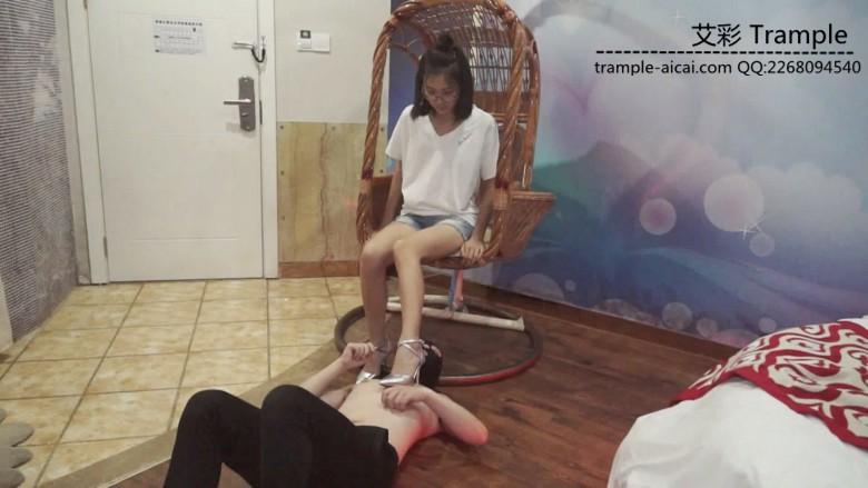 【网盘】校园主持人高跟鞋踩踏