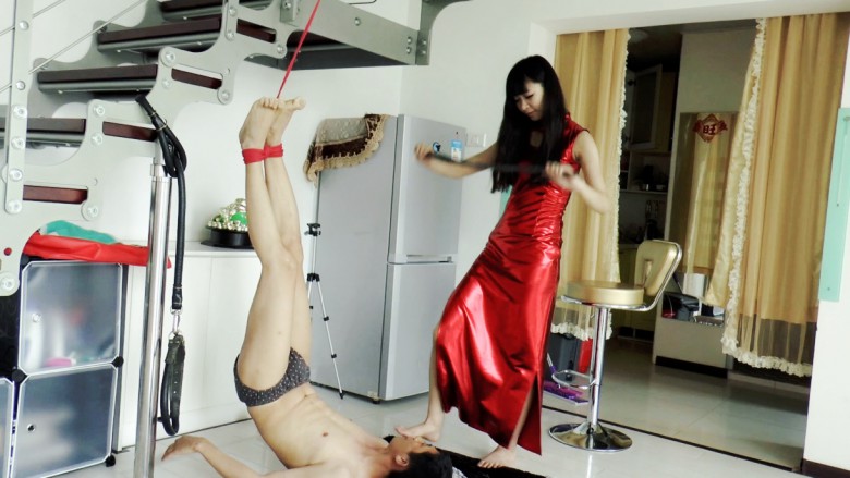 【网盘】【冰时代】嫩模Yui 倒吊鞭打脚虐贱奴