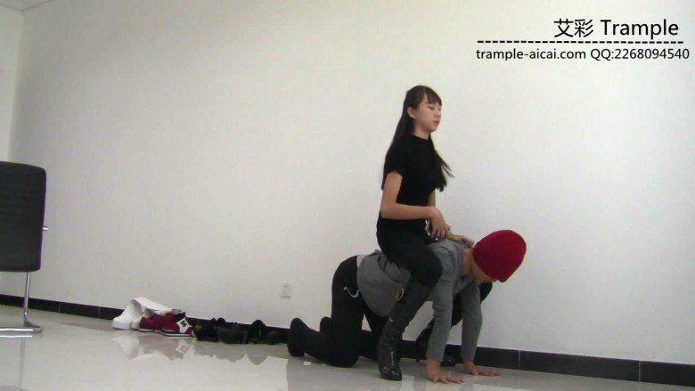 【网盘】00后天使女主皮靴骑乘贱狗爆踢肋骨全体重踩！