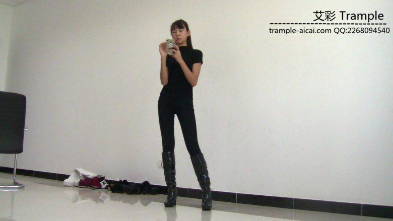 【网盘】00后天使女主皮靴骑乘贱狗爆踢肋骨全体重踩！