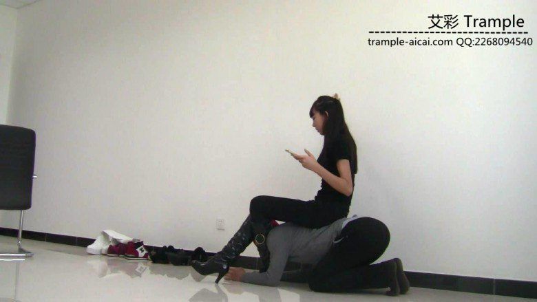 【网盘】00后天使女主皮靴骑乘贱狗爆踢肋骨全体重踩！