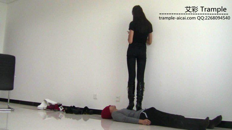 【网盘】00后天使女主皮靴骑乘贱狗爆踢肋骨全体重踩！