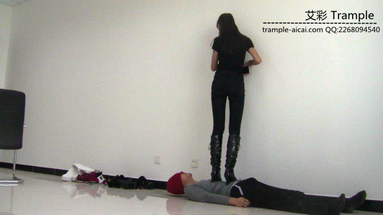 【网盘】00后天使女主皮靴骑乘贱狗爆踢肋骨全体重踩！