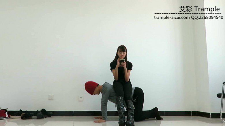 【网盘】00后天使女主皮靴骑乘贱狗爆踢肋骨全体重踩！