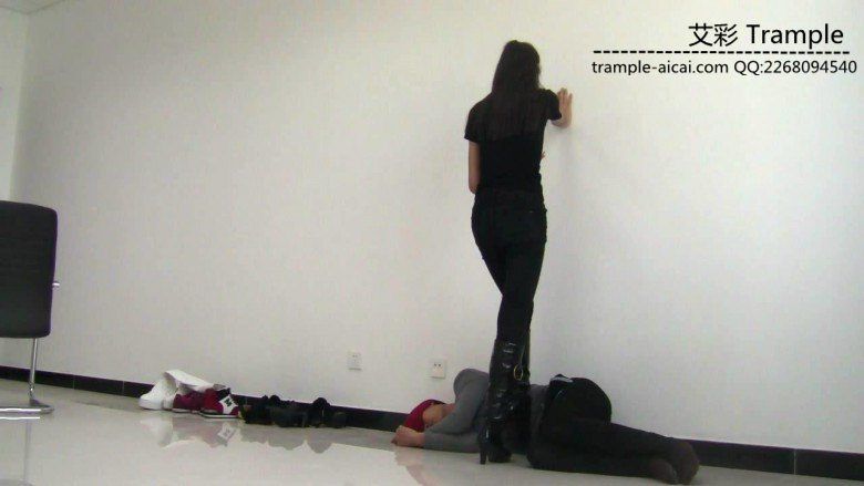 【网盘】00后天使女主皮靴骑乘贱狗爆踢肋骨全体重踩！