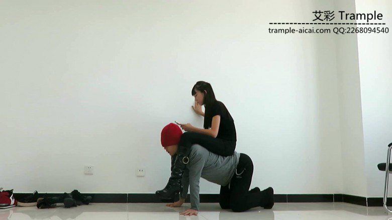 【网盘】00后天使女主皮靴骑乘贱狗爆踢肋骨全体重踩！