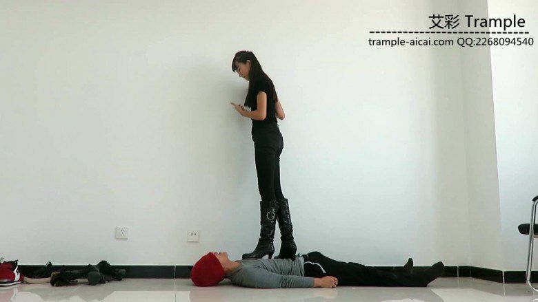 【网盘】00后天使女主皮靴骑乘贱狗爆踢肋骨全体重踩！