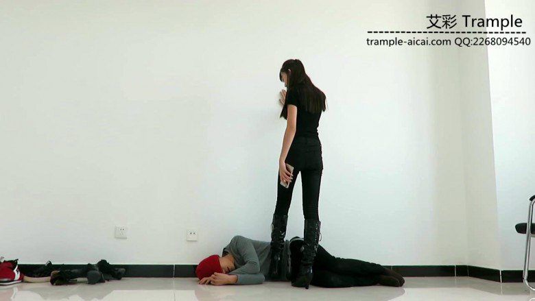 【网盘】00后天使女主皮靴骑乘贱狗爆踢肋骨全体重踩！