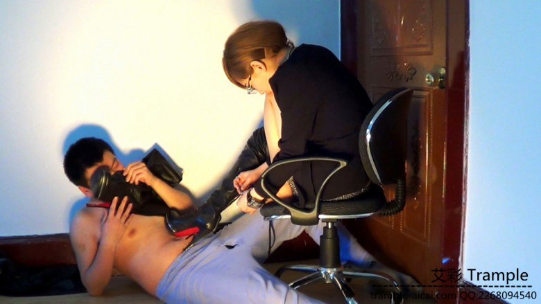 【网盘】黑冰踩着脸喂脚趾甲 舔靴底