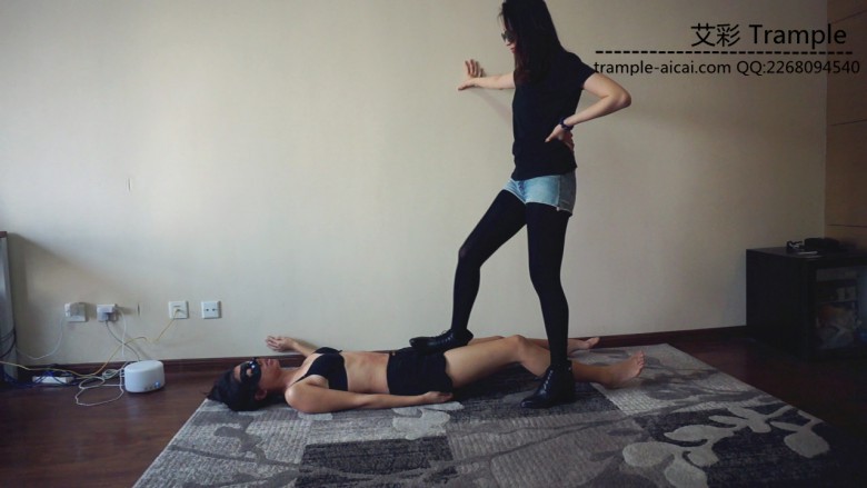 【网盘】『小妮女女』原味白袜皮靴暴力调教瘦弱女M,踢裆,踩踏,羞辱,闻臭袜子。