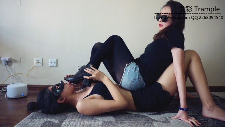 【网盘】『小妮女女』原味白袜皮靴暴力调教瘦弱女M,踢裆,踩踏,羞辱,闻臭袜子。