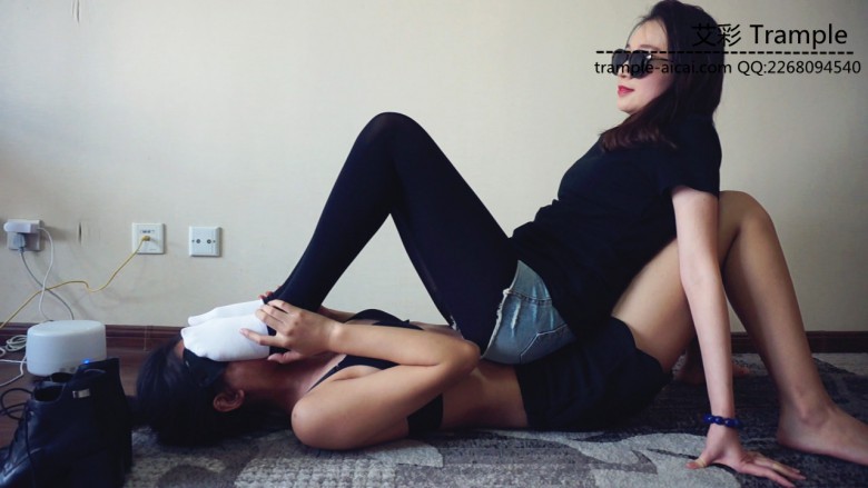 【网盘】『小妮女女』原味白袜皮靴暴力调教瘦弱女M,踢裆,踩踏,羞辱,闻臭袜子。