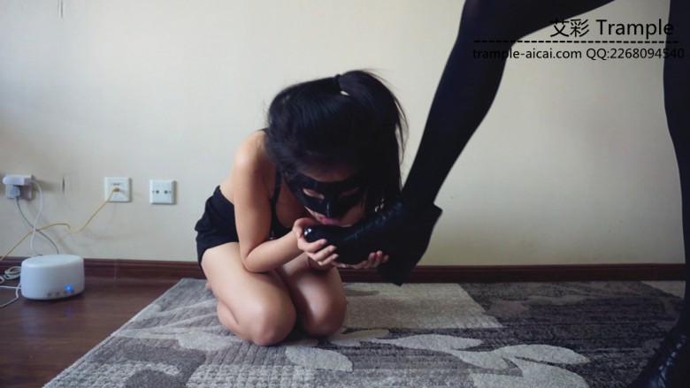 【网盘】『小妮女女』原味白袜皮靴暴力调教瘦弱女M,踢裆,踩踏,羞辱,闻臭袜子。