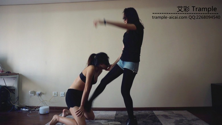 【网盘】『小妮女女』原味白袜皮靴暴力调教瘦弱女M,踢裆,踩踏,羞辱,闻臭袜子。