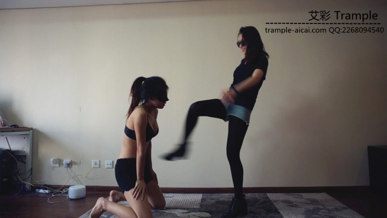 【网盘】『小妮女女』原味白袜皮靴暴力调教瘦弱女M,踢裆,踩踏,羞辱,闻臭袜子。