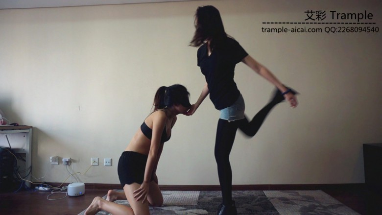 【网盘】『小妮女女』原味白袜皮靴暴力调教瘦弱女M,踢裆,踩踏,羞辱,闻臭袜子。