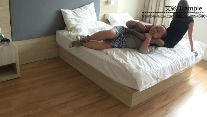 【网盘】好色房东偷吻女租客内衣遭虐打