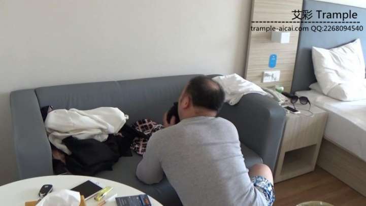 【网盘】好色房东偷吻女租客内衣遭虐打