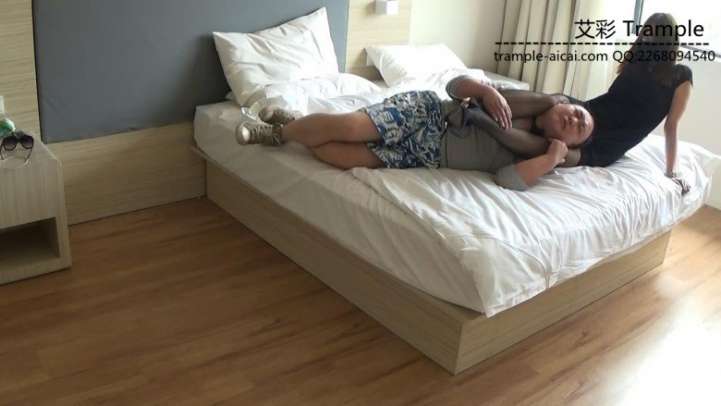 【网盘】好色房东偷吻女租客内衣遭虐打