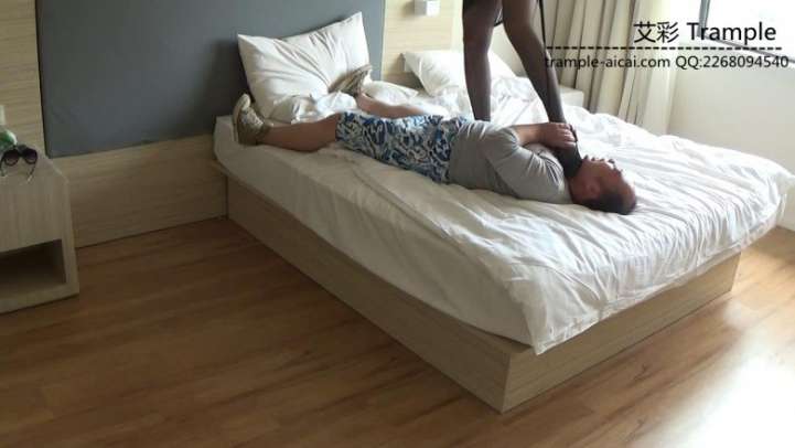 【网盘】好色房东偷吻女租客内衣遭虐打