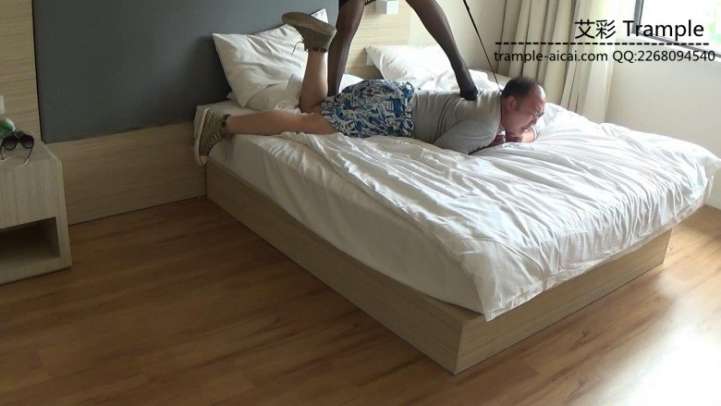 【网盘】好色房东偷吻女租客内衣遭虐打