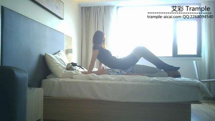 【网盘】好色房东偷吻女租客内衣遭虐打