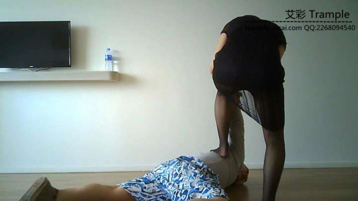 【网盘】好色房东偷吻女租客内衣遭虐打