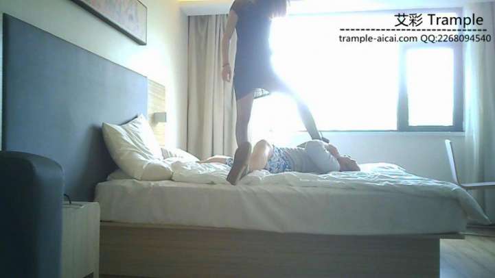 【网盘】好色房东偷吻女租客内衣遭虐打