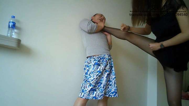 【网盘】好色房东偷吻女租客内衣遭虐打