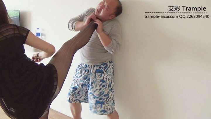 【网盘】好色房东偷吻女租客内衣遭虐打